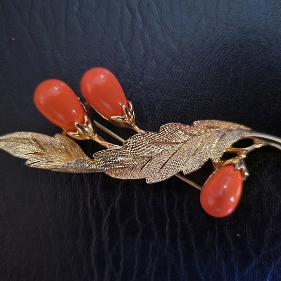 SALE! VINTAGE, SARAH COVENTRY,  GOLD TONE & CORAL FLOWER LEAF SIGNED BROOCH. - Picture 3 of 5
